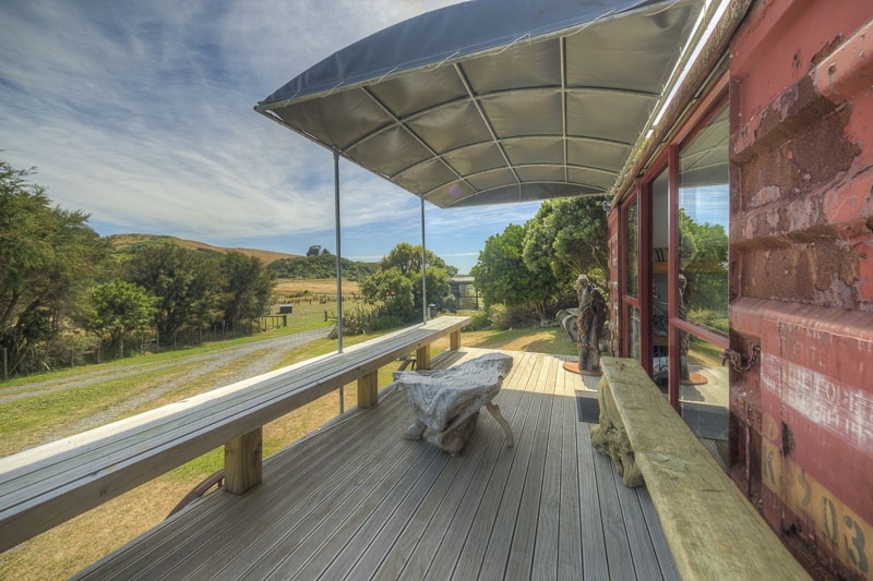 Te-Rakau-Bunkhouse-deck