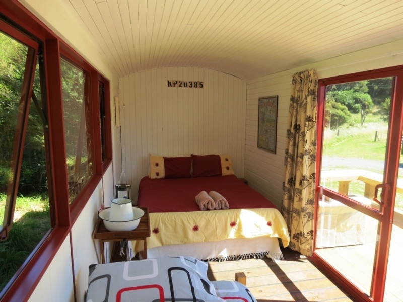 Te-Rakau-Bunkhouse-interior-big-bed-2