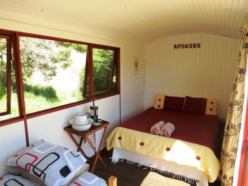 Te-Rakau-Bunkhouse-interior-big-bed