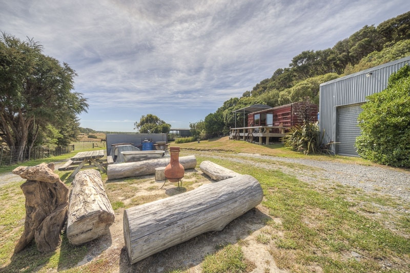 Te-Rakau-Bunkhouse-wide-shot